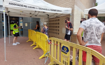 Cua al CAP de Ca n'Oriac per fer les proves PCR | Karen Madrid